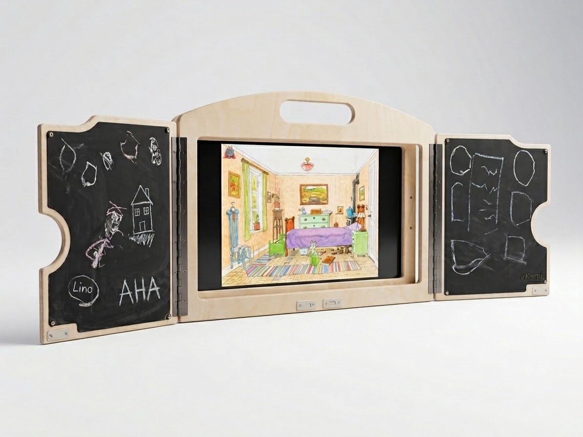 eKami mit geöffneten Tafelflügeln: Auf der zentralen Bühne ist eine Bilderbuch-Illustration zu sehen, an den Tafelseiten stehen Kreidezeichnungen von Kindern.